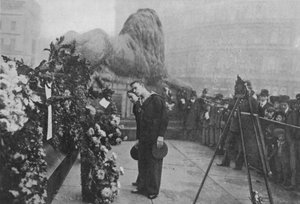 Bajo la sombra de Nelson: Marineros inspeccionando coronas a los pies de la estatua del almirante, publicado en The Graphic, 27 de octubre de 1906 de English Photographer
